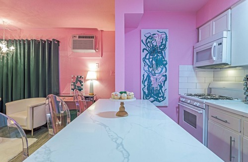 Neartown Apartment | Your Montrose Studios! Sleeps 24/12BR/12BA/12PAn