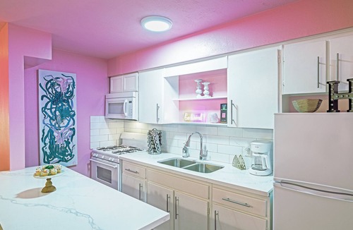 Neartown Apartment | Your Montrose Studios! Sleeps 24/12BR/12BA/12PAn