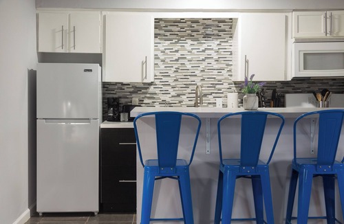 Montrose Apartment | Your Montrose Studios! Sleeps 32/16BR/16BA/16PAn
