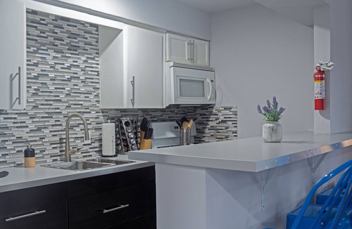 Neartown Apartment | Your Montrose Studios! Sleeps 58, 29BR/29BA/29PA ⭐️⭐️⭐️⭐️⭐️