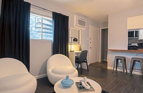 Neartown Apartment | Your Montrose Studios! Sleeps 60/30BR/30BA/25PA ⭐️⭐️⭐️⭐️⭐️