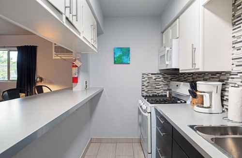 Neartown Apartment | Your Montrose Studios! Sleeps 62/40BR/40BA/25PA