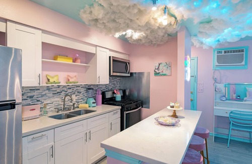 Hyde Park Apartment | Your Montrose Studios! Sleeps 62/33BR/33BA/25PA