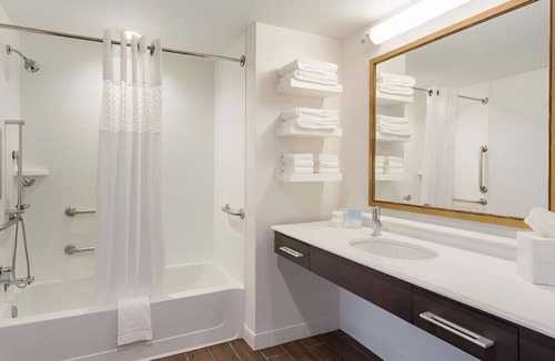 Newport House | Your Next Cozy Staycation Awaits! Best for Groups