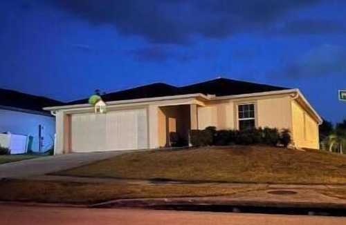 Dundee House | Your next getaway is our 3 bed 2 bath home available for your travel needs.