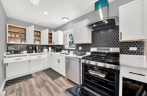 Des Plaines House | Your Next Vacation Home