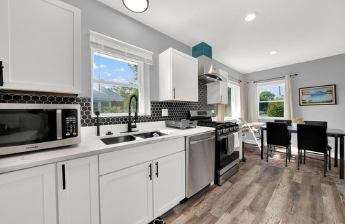 Des Plaines House | Your Next Vacation Home