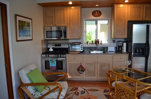 Keaau Cottage | your own cottage, hear the ocean!