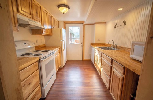 Hunter House | * Your Own Inn*