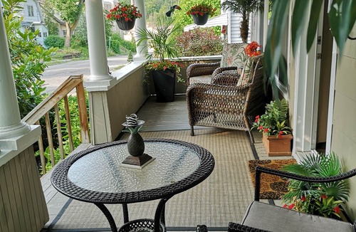Silvertown Apartment | Your own private oasis in Niagara Falls, Ontario Canada