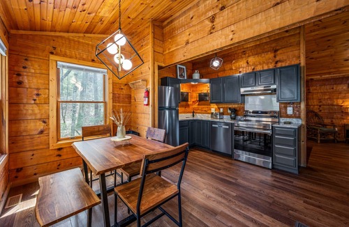 Townsend Cabin | Your own PRIVATE Cove! Nestled among trees and Boulders Near National Park!
