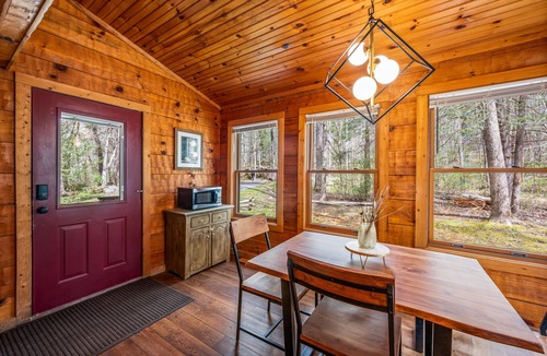 Townsend Cabin | Your own PRIVATE Cove! Nestled among trees and Boulders Near National Park!