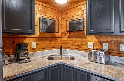 Townsend Cabin | Your own PRIVATE Cove! Nestled among trees and Boulders Near National Park!