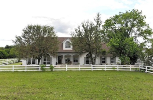 Van Alstyne House | Your own Private Farmhouse on Stunning Horse Ranch