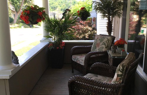 Silvertown Apartment | Your own private oasis in Niagara Falls, Ontario Canada