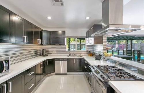 Valley Village Villa | Your Own Private RESORT!🏝9BR/10BA Gated Compound✰ HUGE Pool, Gym, Yard, Parking
