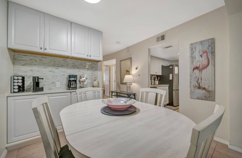 Bayview Condo | Your own tropical resort! Heated Pool & Pickleball