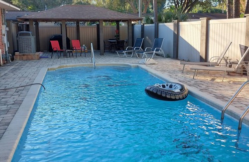 Jungle Terrace House | Your Perfect Winter Getaway! 3br, 2ba with POOL
