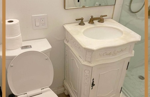 Westlake Apartment | Your Queen Studio-Perfect for Two!