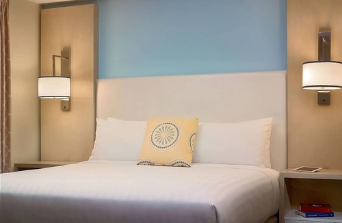 Schaumburg Hotel | Your Relaxing Getaway Awaits! Close to West Meadows Ice Arena, Rolling Meadows