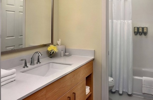 Schaumburg Hotel | Your Relaxing Getaway Awaits! Close to West Meadows Ice Arena, Rolling Meadows