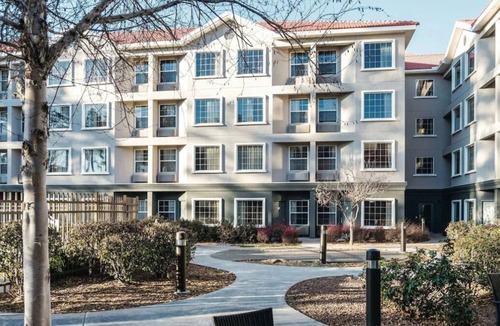 Woodlands Village House | Your Relaxing Getaway Awaits! Pool, Free Breakfast, Free Parking