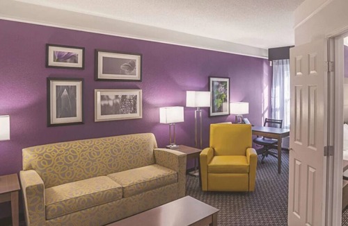 Woodlands Village House | Your Relaxing Getaway Awaits! Pool, Free Breakfast, Free Parking