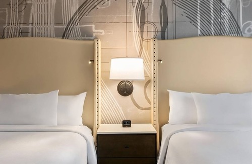 Berkeley Heights Hotel | Your Relaxing Getaway Awaits! Free Breakfast, Pool, Pets Allowed, Parking!