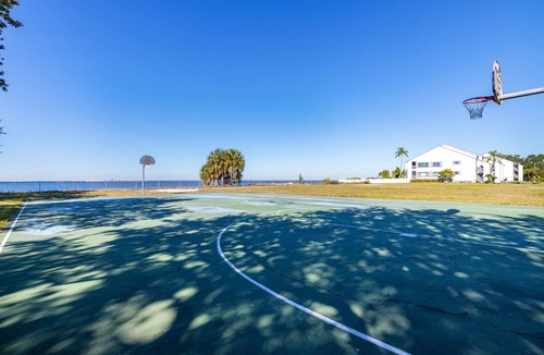 Ruskin Apartment | Your stay on the Bay! Unit 609