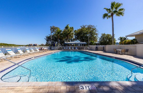 Ruskin Apartment | Your stay on the Bay! Unit 609