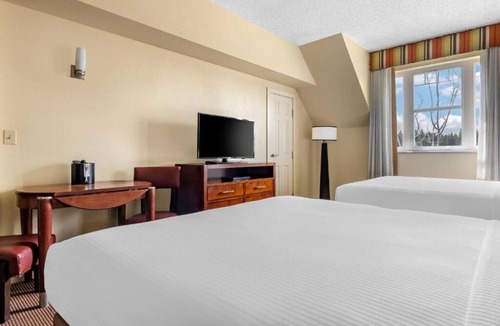 South Lake Tahoe Hotel | Your Stylish Mountain Retreat! Kitchenette, Outdoor Swimming Pool!