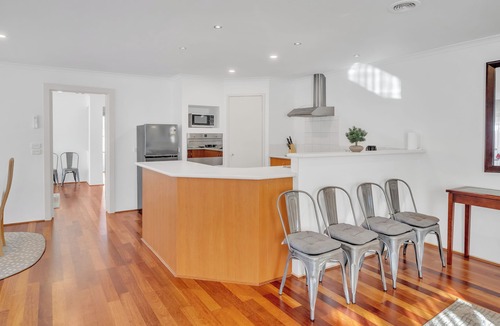 Tarneit House | Your Tarneit Escape - 4BR Home with Pool & BBQ