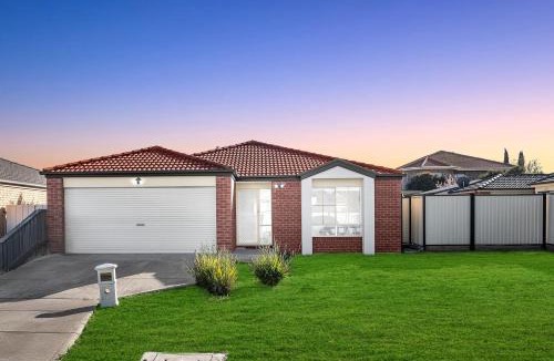 Tarneit House | Your Tarneit Escape - 4BR Home with Pool & BBQ