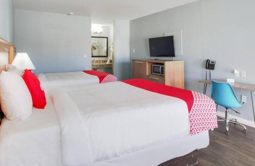 Ingleside House | Your Texas Getaway! Swimming Pool, Free Parking, Free Breakfast!