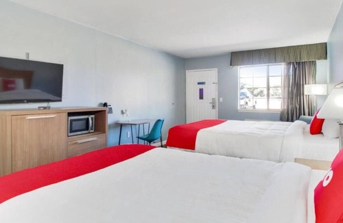 Ingleside House | Your Texas Getaway! Swimming Pool, Free Parking, Free Breakfast!