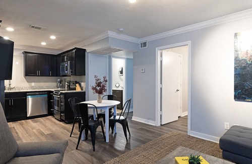 South Central Houston Apartment | Your TMC Flats! Sleeps 32, 16BR, 8BA, 8PA