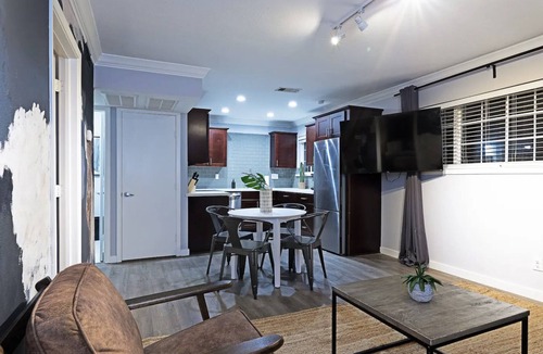 South Central Houston Apartment | Your TMC Flats! Sleeps 32, 16BR, 8BA, 8PA