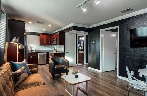 MacGregor Apartment | Your TMC Flats! Sleeps 40, 20BR, 10BA, 10PA
