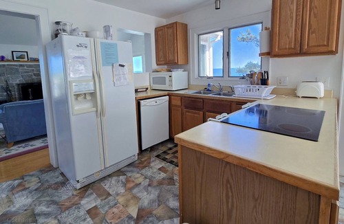 Georgetown House | Your Tranquil Indian Point Retreat with Breathtaking Views & Beach Access