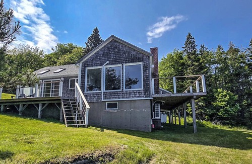 Georgetown House | Your Tranquil Indian Point Retreat with Breathtaking Views & Beach Access