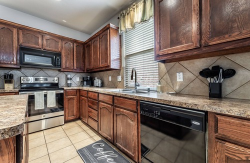 Keller House | Your Western Comfort Near Stadiums & Downtown