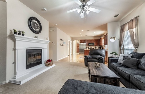 Keller House | Your Western Comfort Near Stadiums & Downtown