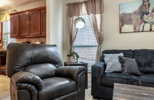 Keller House | Your Western Comfort Near Stadiums & Downtown