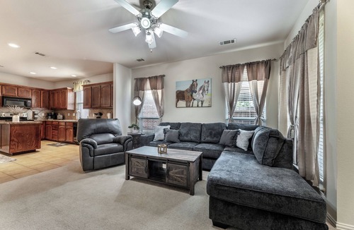 Keller House | Your Western Comfort Near Stadiums & Downtown