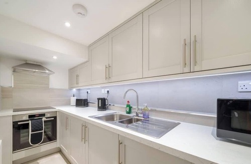 Windsor City Centre Apartment | Your Windsor Retreat | 1Bed/1Bath + Free Parking