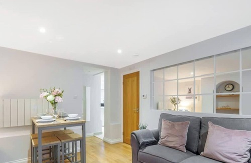 Windsor City Centre Apartment | Your Windsor Retreat | 1Bed/1Bath + Free Parking