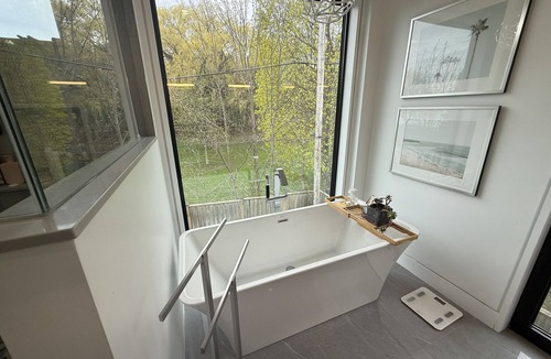Clarkson-Lorne Park House | Your world cup oasis by the lake.