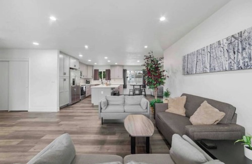 Yuba City Apartment | Yuba City Front Unit 5 beds 1 bath with Shared Pool, Laundry, Backyard