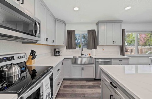 Yuba City Apartment | Yuba City Front Unit 5 beds 1 bath with Shared Pool, Laundry, Backyard