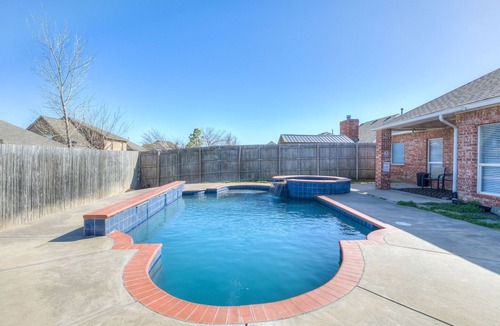 Yukon House | Yukon Finest Frontier House with Spa and Pool Minutes from Bricktown